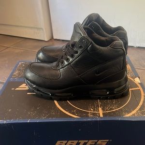 Nike ACG kids boot brand new